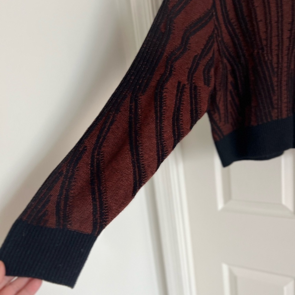 Nike yoga sweater. Cropped. EUC. Size Medium. - Picture 10 of 12